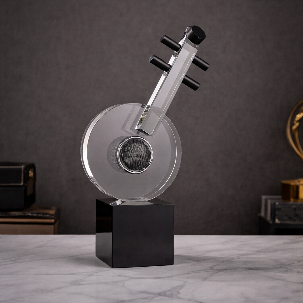 פסל מנדולינה מקריסטל שקוף על בסיס שחור בעיצוב מודרני בחלל יוקרתי