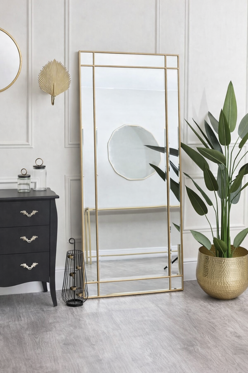 מראה רצפה מלבנית עם מסגרת בצבע זהב בעיצוב מודרני לבית