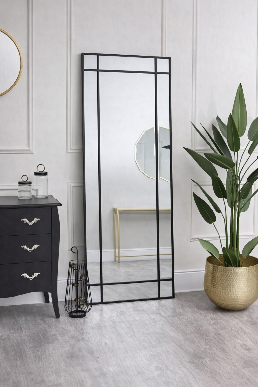 מראה רצפה מלבנית עם מסגרת שחורה בעיצוב מודרני לבית