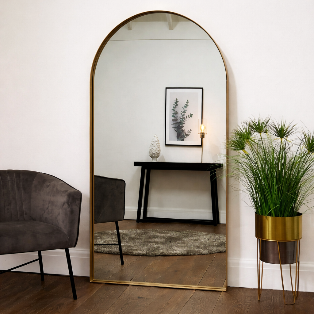 מראה רצפה קשתית עם מסגרת זהב בעיצוב אלגנטי בחלל ביתי