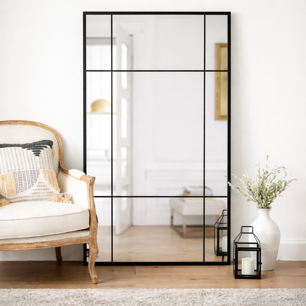 מראה מלבנית עם חלוקה פנימית ומסגרת שחורה בעיצוב תעשייתי לבית