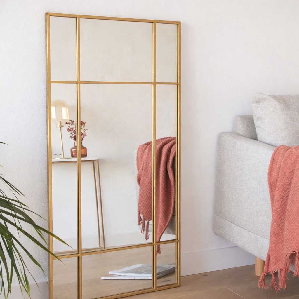 מראה מלבנית עם חלוקה פנימית ומסגרת בצבע זהב בעיצוב תעשייתי לבית