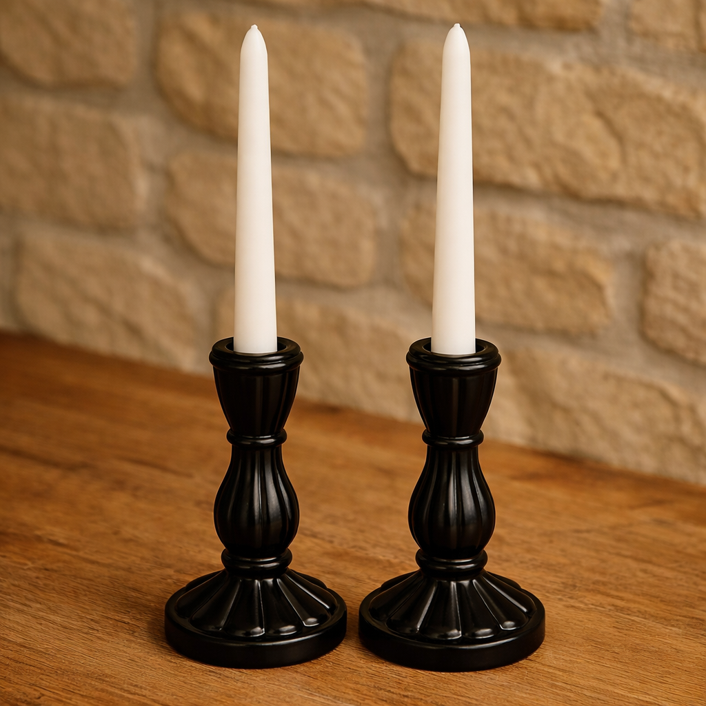 פמוטי קרמיקה שחורים עם נרות לבנים על שולחן עץ בעיצוב סלון חמים